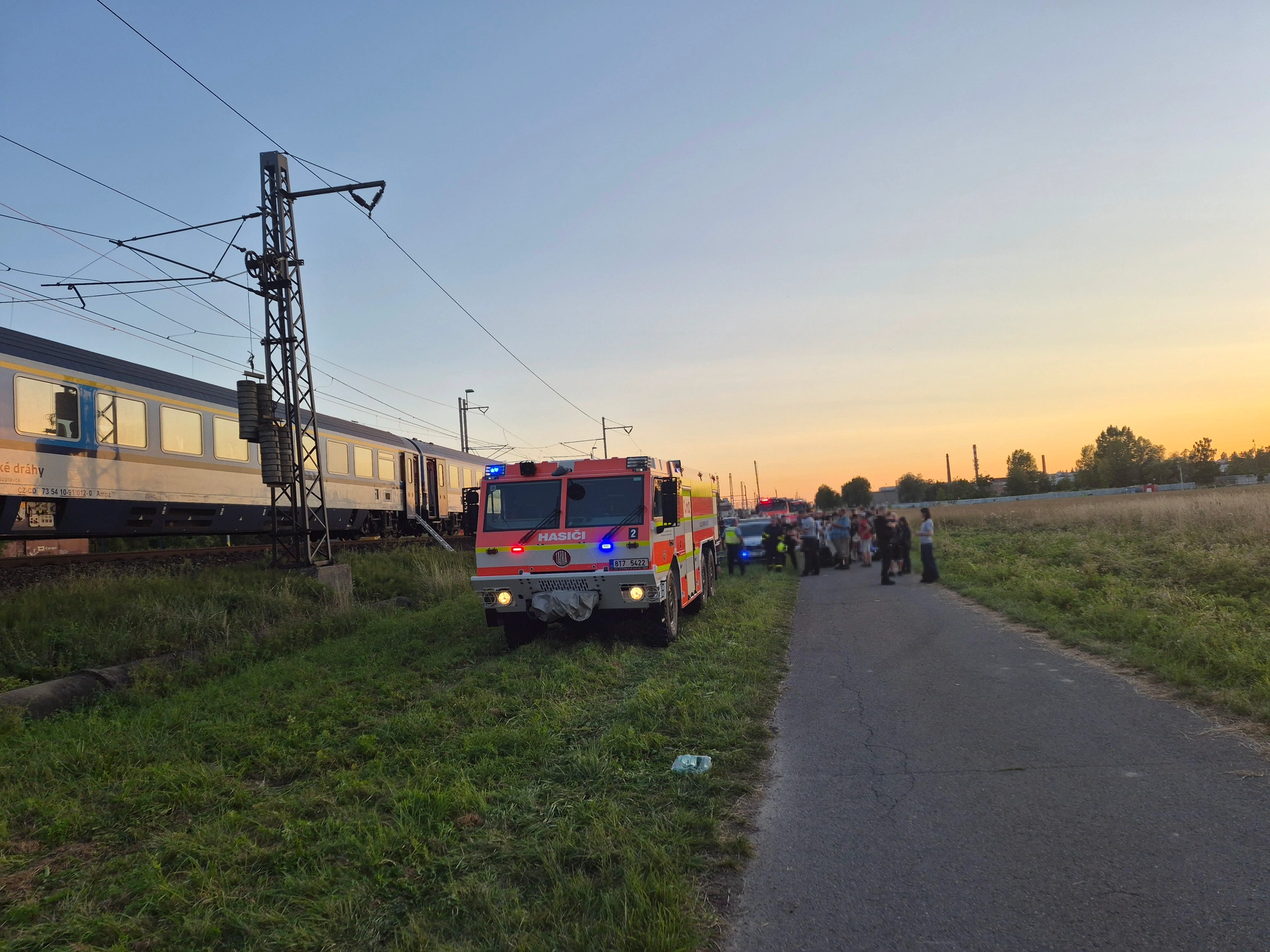 Požár na střeše vlaku zastavil provoz na železničním koridoru u Studénky