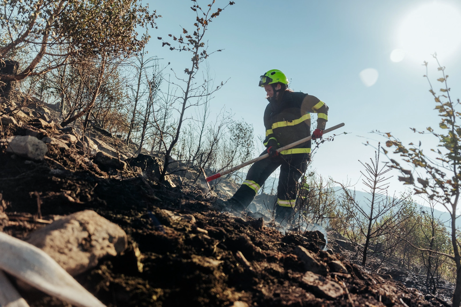 Požár lesního porostu na kopci Skalka zaměstnal 15 jednotek hasičů