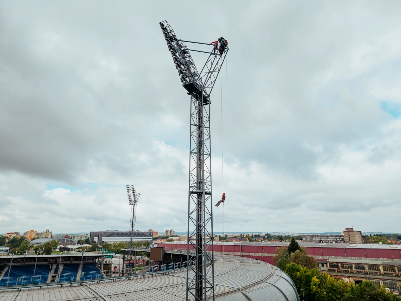 Hasiči si na Městském stadionu Ostrava-Vítkovice procvičili záchranu osoby z osvětlovacího stožáru