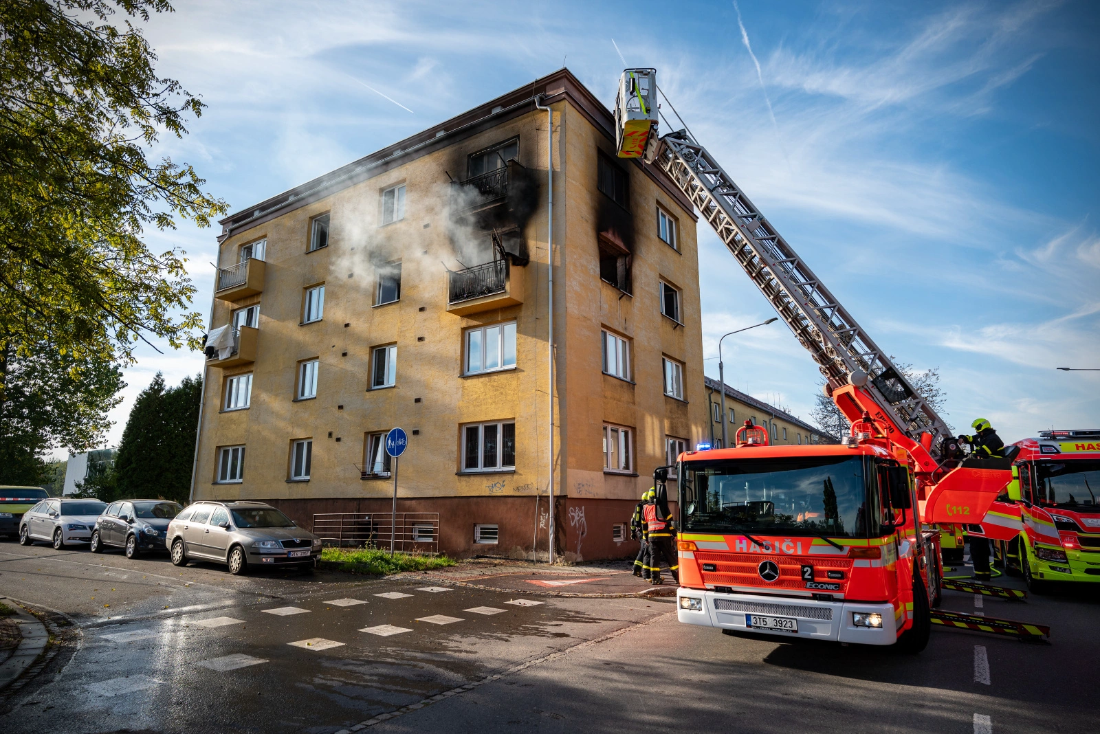 Při požáru bytu v Ostravě zachránili hasiči jednu osobu