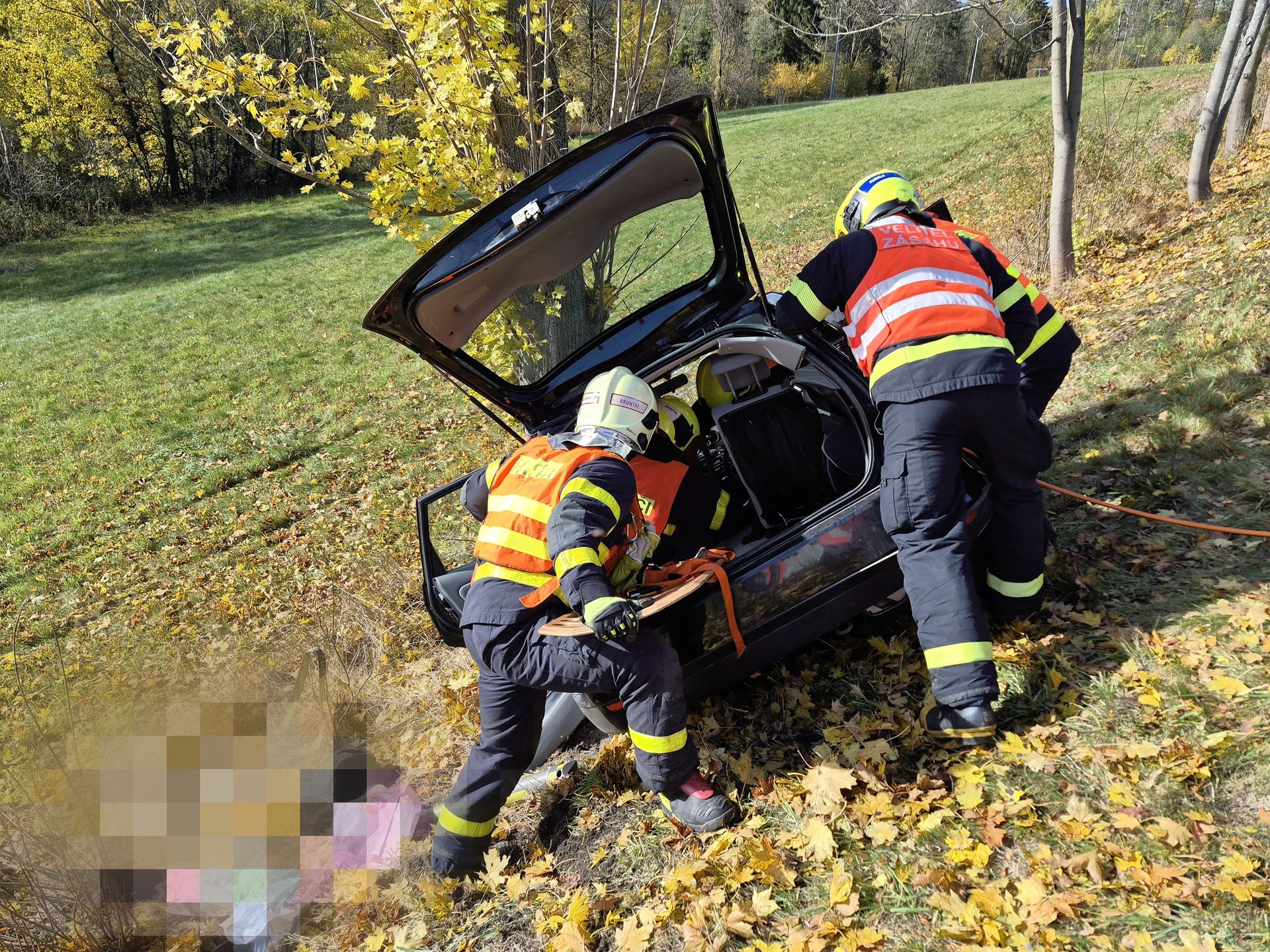 Po dopravní nehodě osobního automobilu museli hasiči vyprostit řidičku