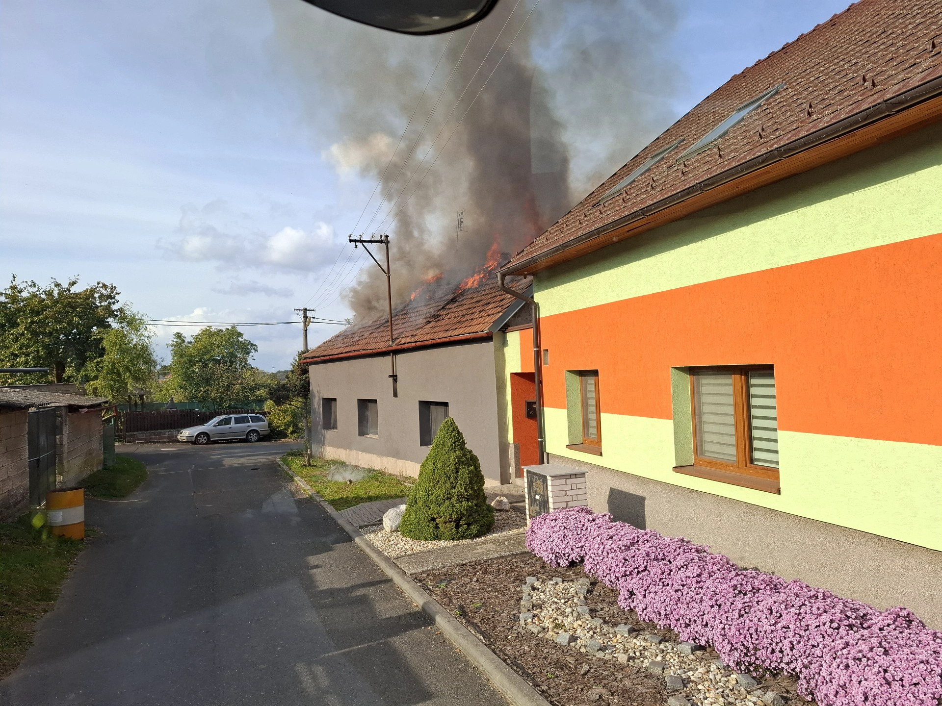 Devět jednotek hasilo rodinný dům