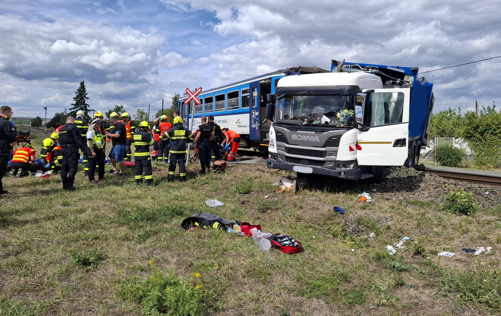 Při nehodě vlaku a popelářského vozu zasahovaly 4 jednotky hasičů