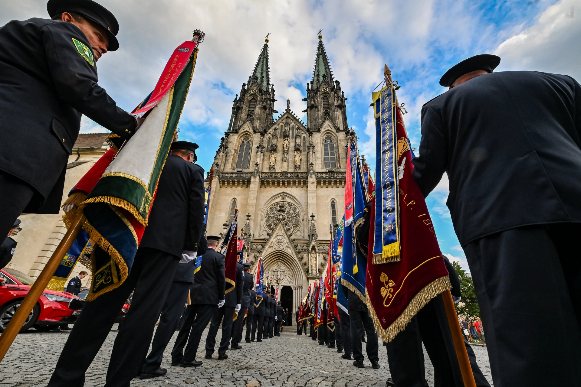 Krajské oslavy hasičů v Olomouci: ocenění za statečnost a dekorování praporů