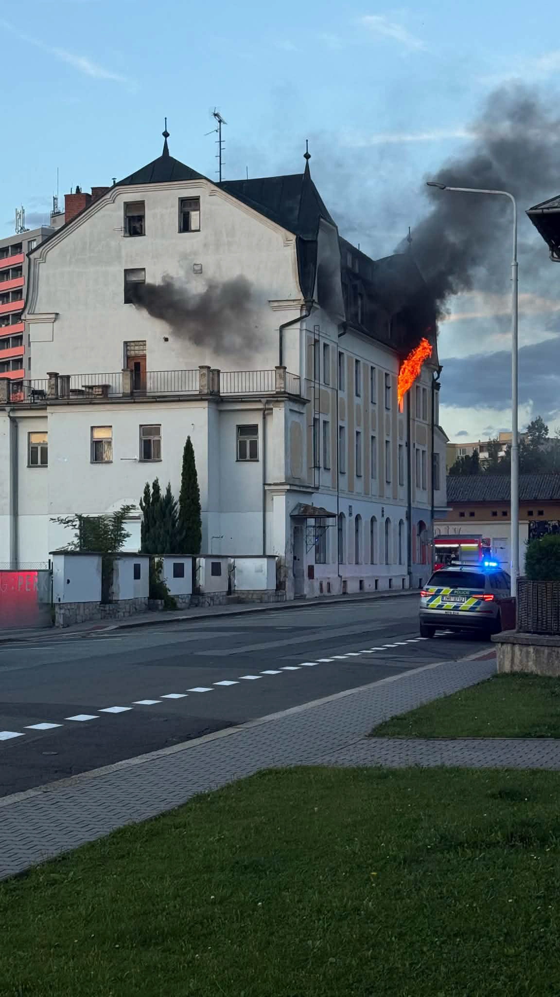 U požáru v Šumperku zachránili hasiči 20 osob
