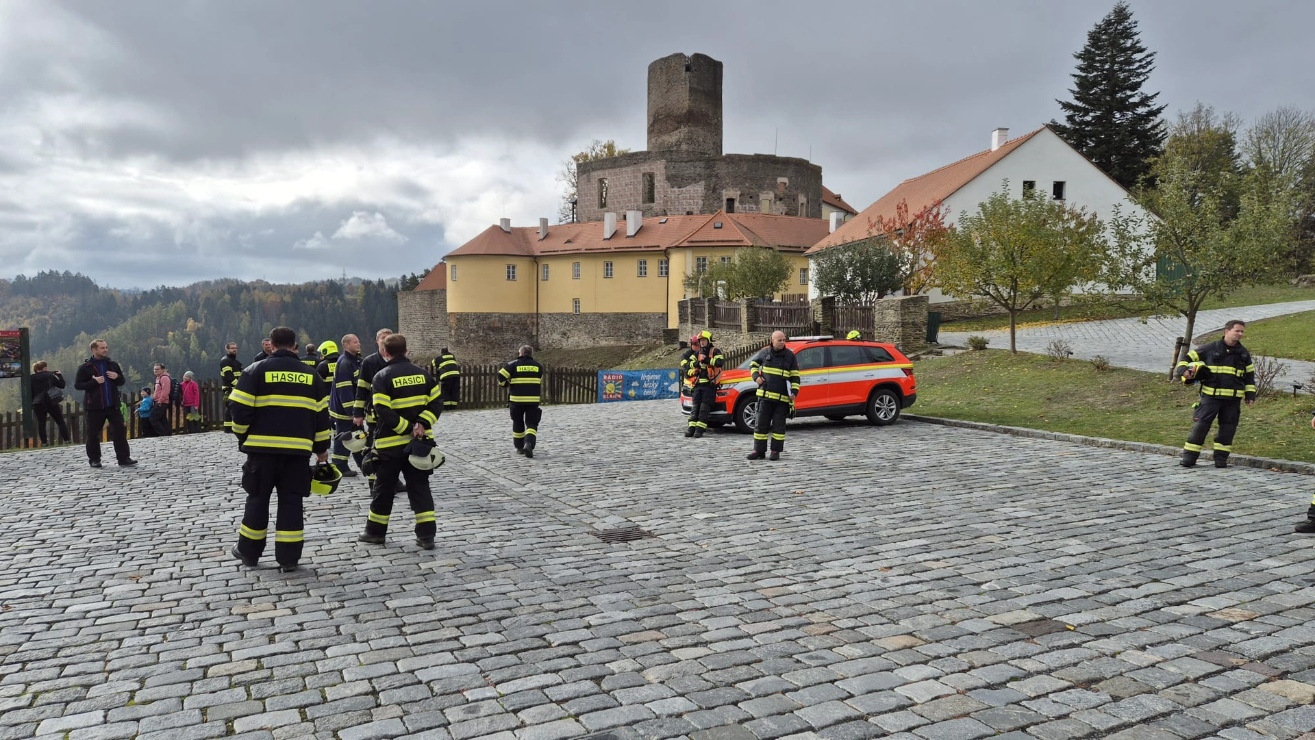 Hasiči cvičili zásah při požáru hradu Svojanov. Procvičili také dálkovou dopravu vody