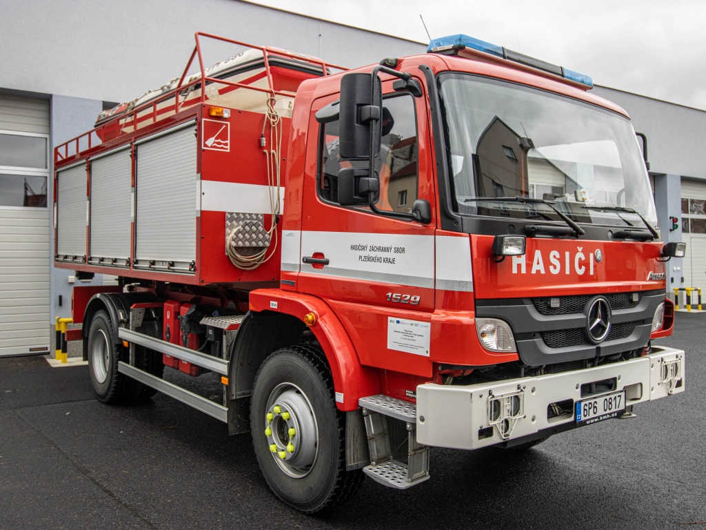 ANK ATEGO II, kontejnerový automobil + KPV kontejner pro práci na vodě