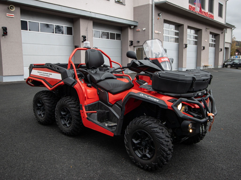 Šestikolka Can Am Outlander účelový automobil do 3500 kg