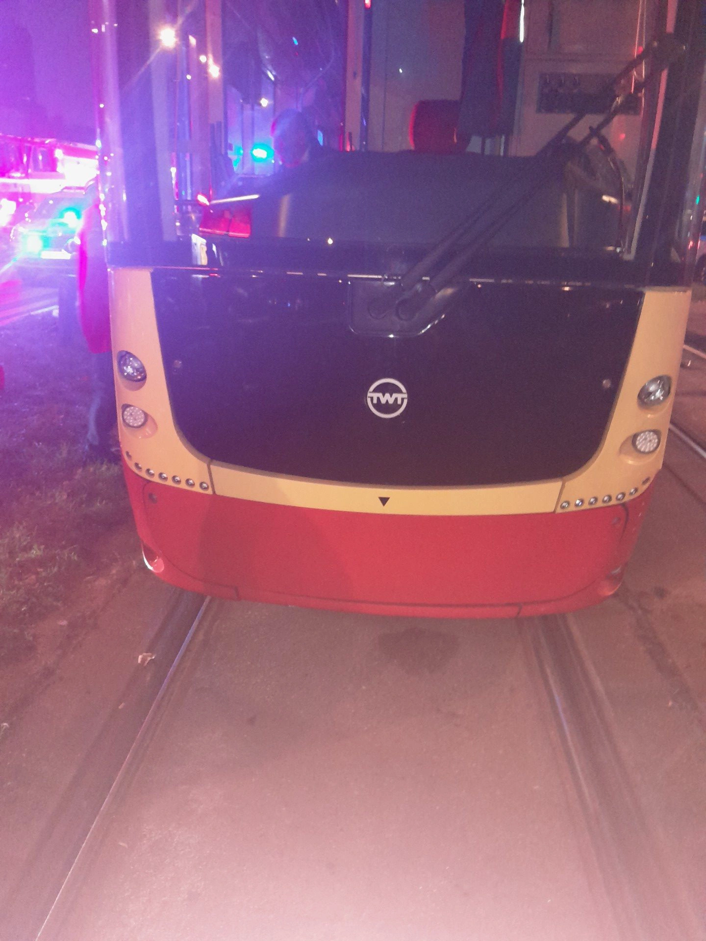 Vyproštění osoby zaklíněné pod tramvají