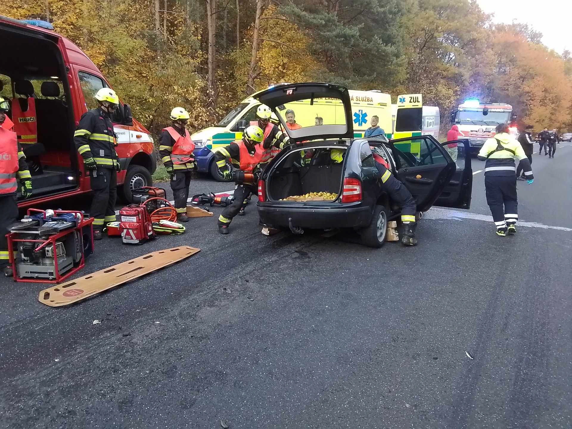 Dopravní nehoda tří osobních aut na Teplicku