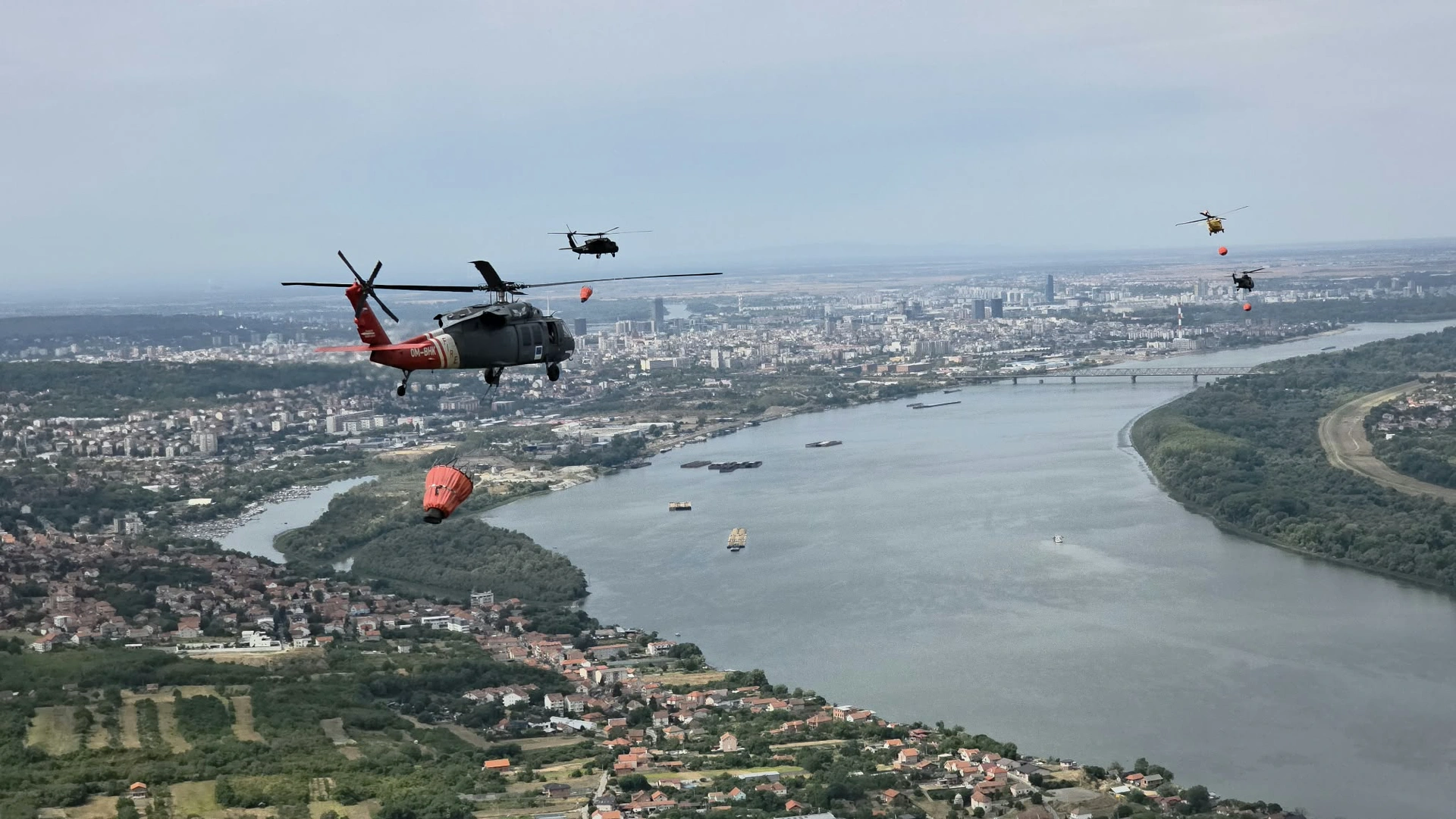 Vrtulníky Black Hawk úspěšně pomáhaly při rozsáhlých požárech ve Francii i v Srbsku