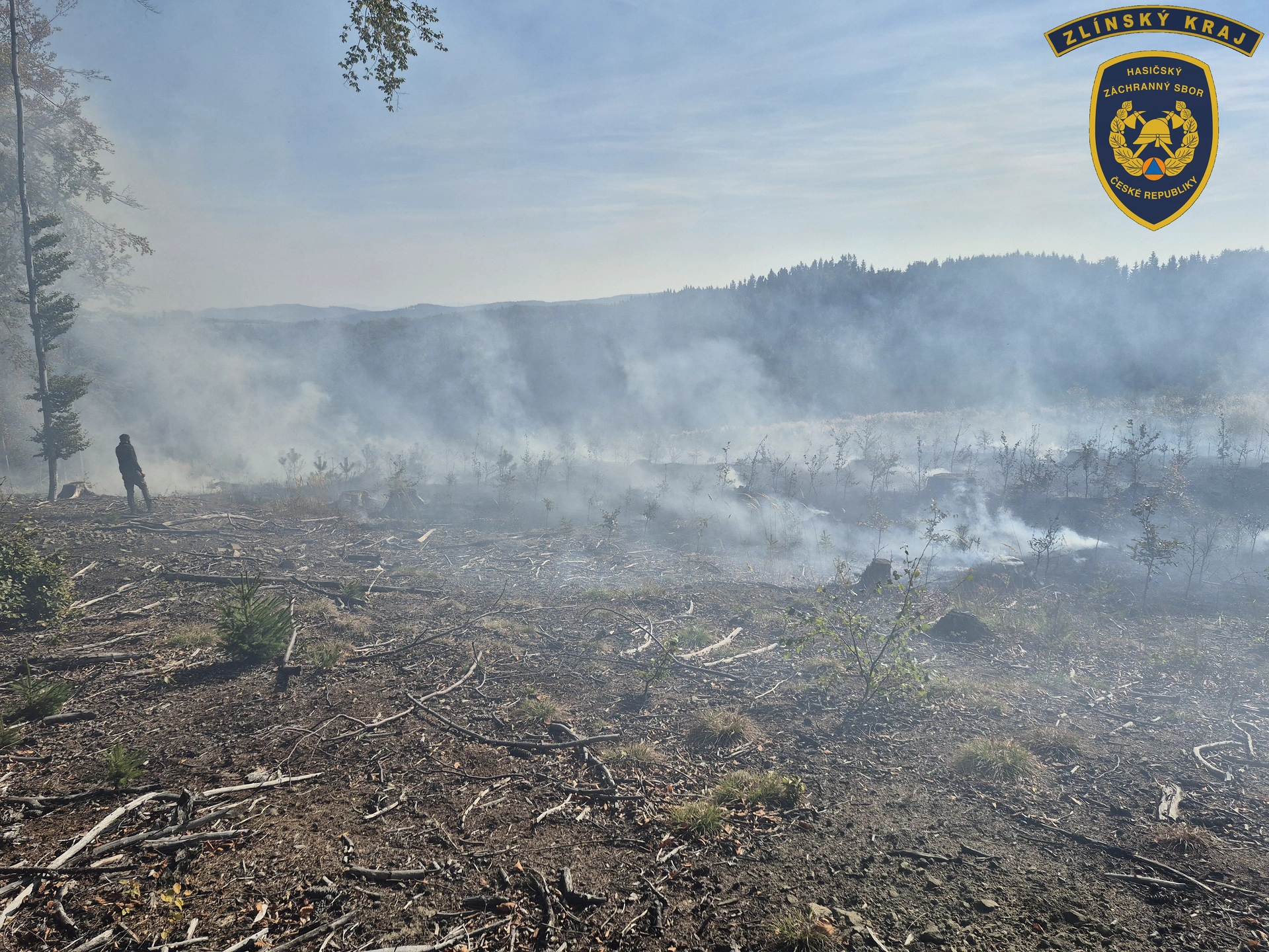 Požár lesa v Rajnochovicích zaměstnal devět jednotek hasičů, zasahuje i dron