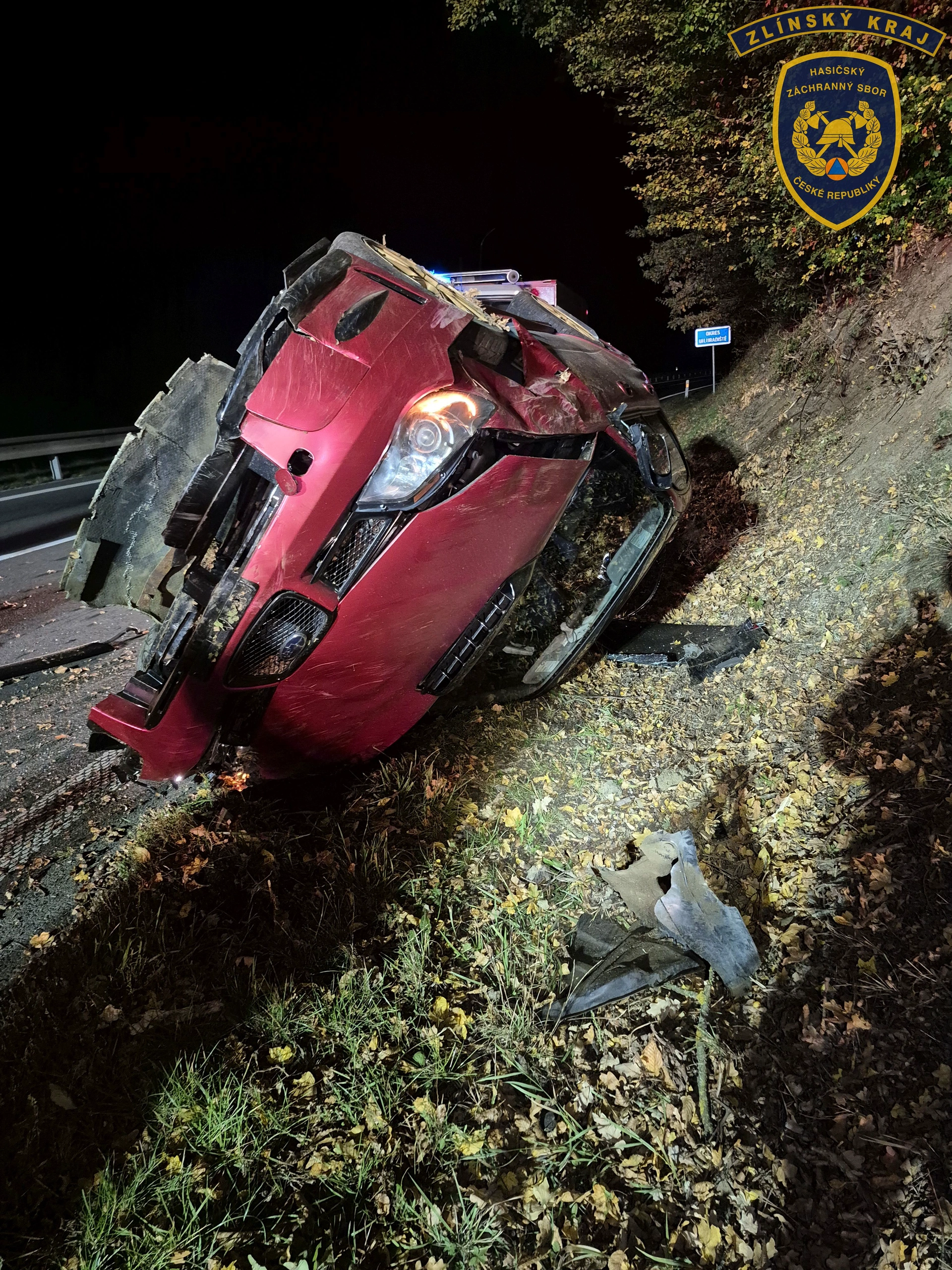 Auto skončilo dnes po půlnoci na střeše. Hasiči pomohli zraněnému řidiči