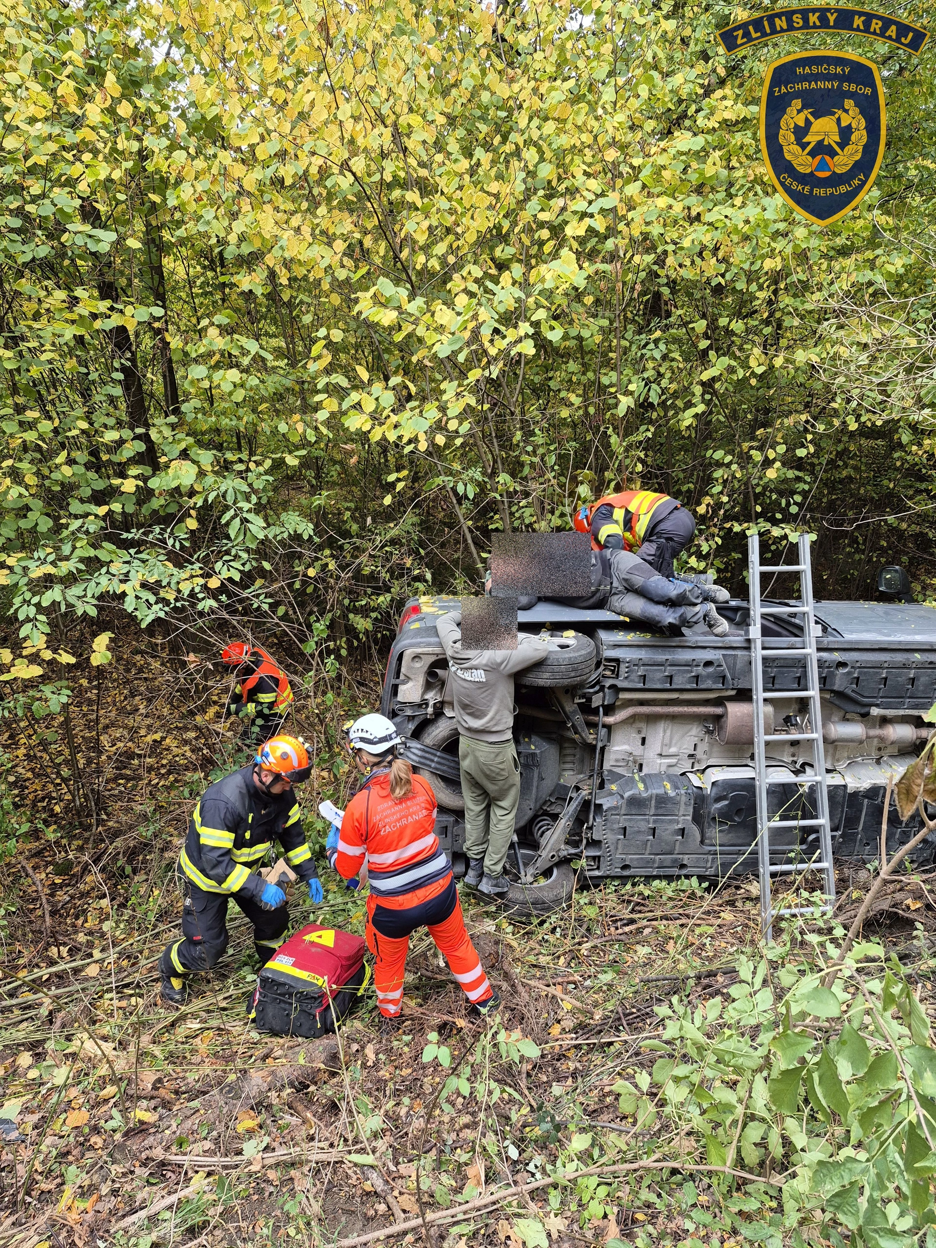 Auto skončilo na boku v náletovém křoví. Nehodu u Pozlovic oznámil systém eCall