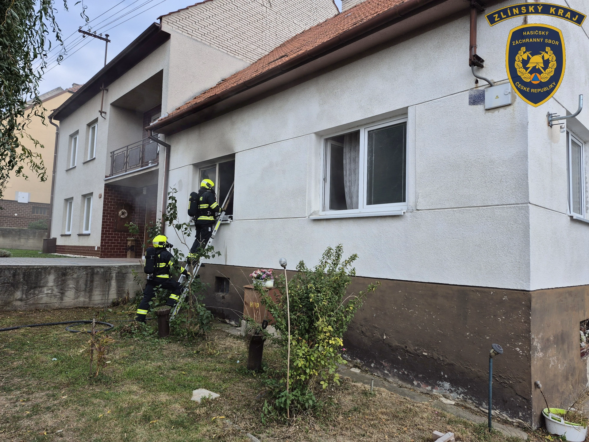 Požár rodinného domu v Hradčovicích. Hasiči museli rozebrat část stropu