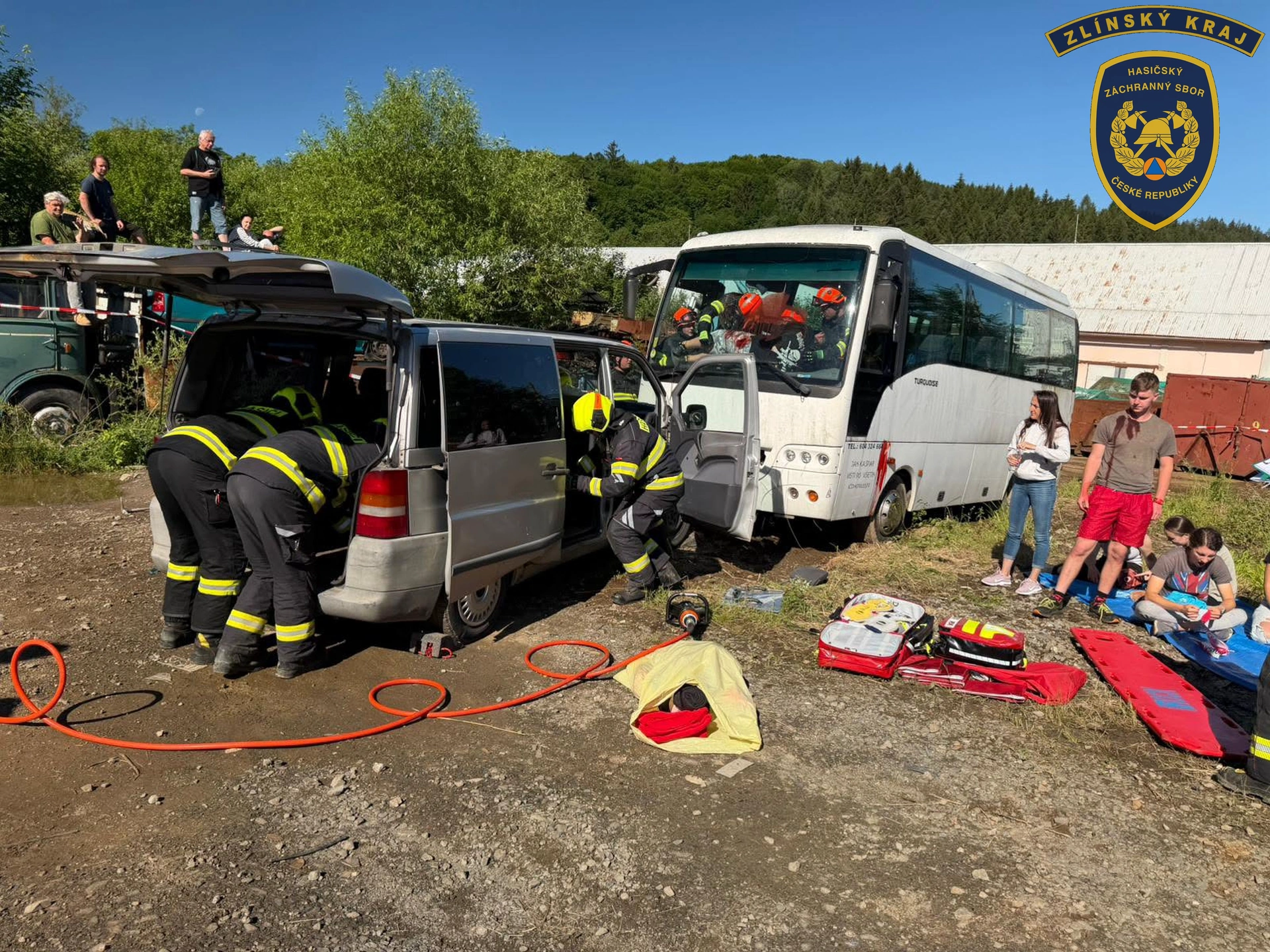 Hasiči na Vsetínsku procvičili zásah u hromadné nehody autobusu