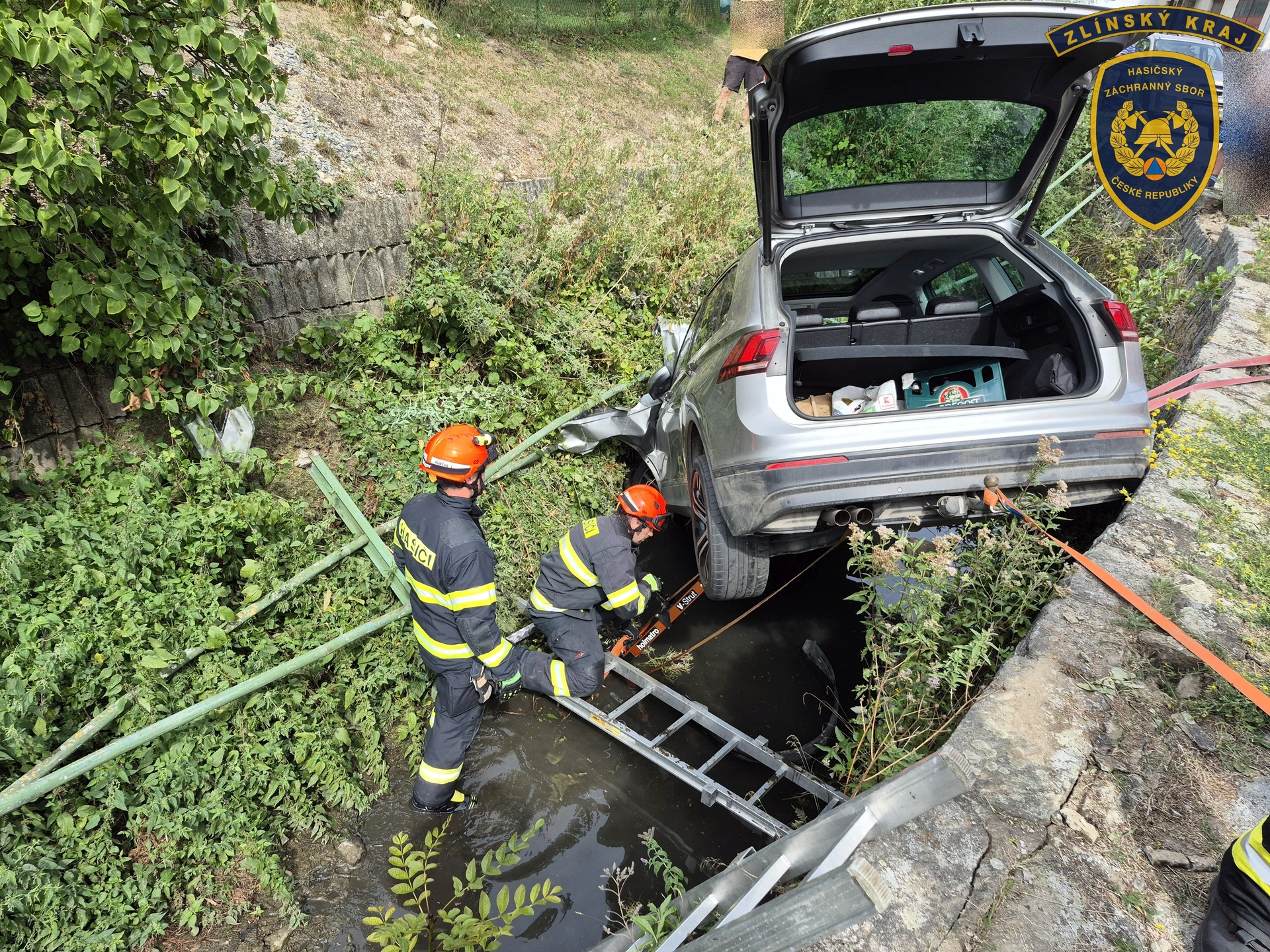 Auto skončilo v potoce, řidič zůstal zaklíněný uvnitř