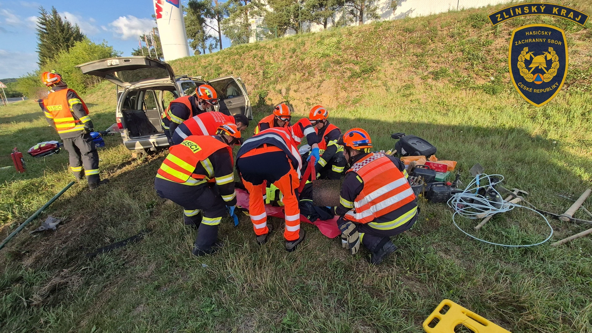 Zaklíněného řidiče museli hasiči vyprostit z havarovaného auta ve Slušovicích