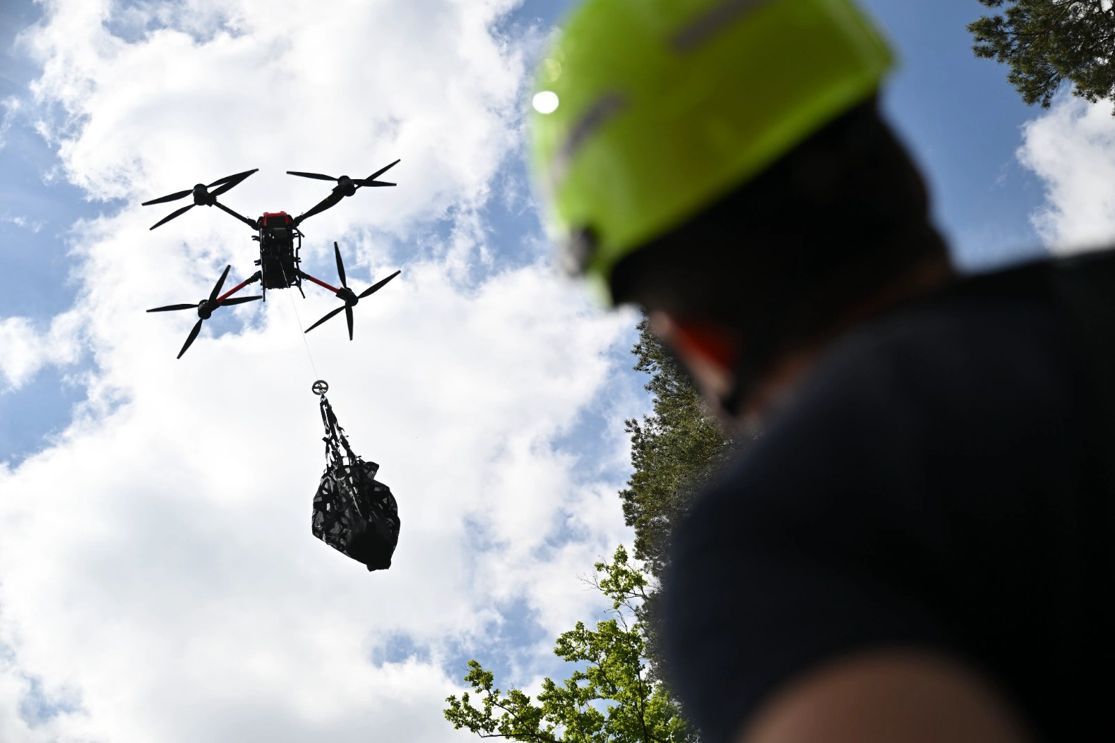 Hasiči poprvé nasadili cargo drony v ostré akci. V Českém Švýcarsku prováděli transport materiálu